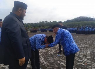 Peringati Hari Jadi KORPRI dan PGRI, Sekda Rohul Menangis Haru Saat Bersalaman Dengan Gurunya
