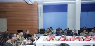 Bupati Rohul Minta Seluruh OPD Segera Siapkan Penyusunan Laporan Kegiatan Bupati Rohul, H Sukiman memimpin rapat pertemuan antara BPK Provinsi Riau dengan seluruh Kepala OPD dan Camat se Kabupaten Rokan Hulu. Selasa (10/12/2019).