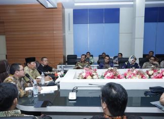 Bupati Rohul Minta Seluruh OPD Segera Siapkan Penyusunan Laporan Kegiatan Bupati Rohul, H Sukiman memimpin rapat pertemuan antara BPK Provinsi Riau dengan seluruh Kepala OPD dan Camat se Kabupaten Rokan Hulu. Selasa (10/12/2019).