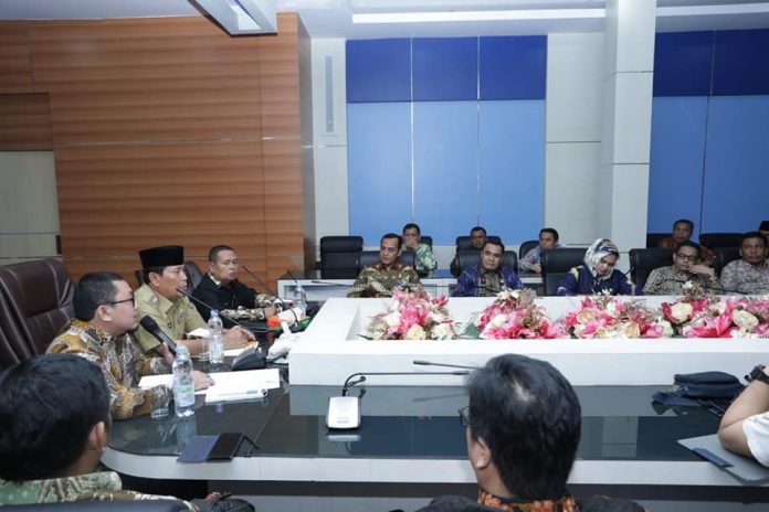 Bupati Rohul, H Sukiman memimpin rapat pertemuan antara BPK Provinsi Riau dengan seluruh Kepala OPD dan Camat se Kabupaten Rokan Hulu. Selasa (10/12/2019).