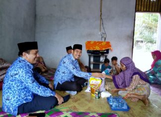 Patut Ditiru, Camat Rambah Hilir Berbagi di Jumat Berkah