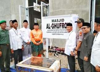 Resmikan Masjid, Bupati Rohul Bantu Pembangunan Masjid Al Ghufron Ujungbatu