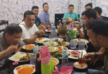 Tiba di Rohul, Rocky Gerung makan Gulai Lengkitang, Asam Pedas, Durian dan Lemang