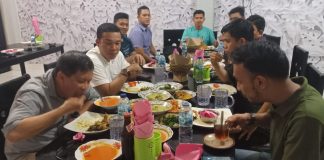 Tiba di Rohul, Rocky Gerung makan Gulai Lengkitang, Asam Pedas, Durian dan Lemang