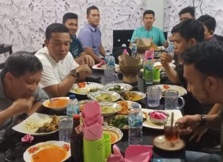 Tiba di Rohul, Rocky Gerung makan Gulai Lengkitang, Asam Pedas, Durian dan Lemang