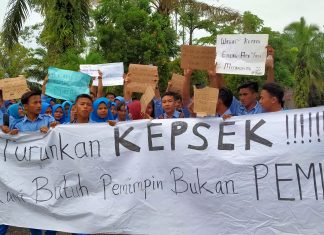 Siswa Demo Minta Kepala Sekolah SMAN 3 Rambah Berhenti, Suherman “Kalau Dia Tidak Berhenti, Maka Kita yang Akan Berhenti”