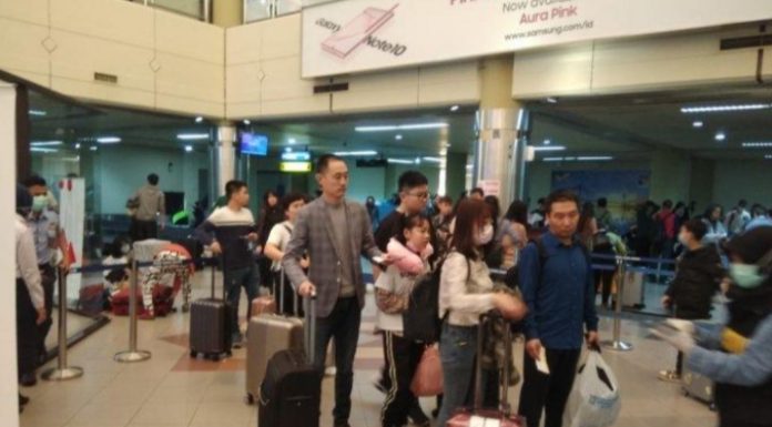 Ratusan Wisatawan Asal China Penuhi Bandara Hang Nadim, Petugas Was-was Virus Corona