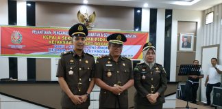 Kejari Rohul Gelar Sertijab, Reza Rizki Fadillah SH Resmi Jabat Kasi Pidum Kajari Rohul, Ivan Damanik (Tengah), Kasi Pidum Baru, Reza Rizki Fadillah SH dan Kasi Pidum Lama Sri Mulyani Anom SH