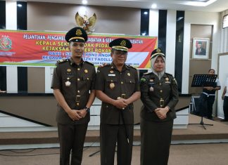 Kejari Rohul Gelar Sertijab, Reza Rizki Fadillah SH Resmi Jabat Kasi Pidum Kajari Rohul, Ivan Damanik (Tengah), Kasi Pidum Baru, Reza Rizki Fadillah SH dan Kasi Pidum Lama Sri Mulyani Anom SH
