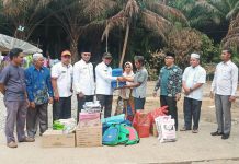 Bentuk Kepedulian, Pemkab Rohul Serahkan Bantuan Kebakaran di Kepenuhan Timur
