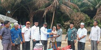 Bentuk Kepedulian, Pemkab Rohul Serahkan Bantuan Kebakaran di Kepenuhan Timur