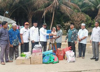 Bentuk Kepedulian, Pemkab Rohul Serahkan Bantuan Kebakaran di Kepenuhan Timur