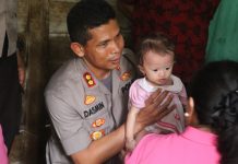 Lakukan Kunjungan Kerja di Dua Kecamatan, Kapolres Rohul Berbagi Santunan Dengan Fakir Miskin