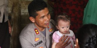 Lakukan Kunjungan Kerja di Dua Kecamatan, Kapolres Rohul Berbagi Santunan Dengan Fakir Miskin