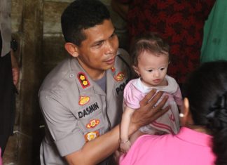 Lakukan Kunjungan Kerja di Dua Kecamatan, Kapolres Rohul Berbagi Santunan Dengan Fakir Miskin