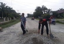 Peduli Pengendara, Kapolsek Kepenuhan dan Masyarakat Semenisasi Jalan Berlubang