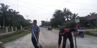 Peduli Pengendara, Kapolsek Kepenuhan dan Masyarakat Semenisasi Jalan Berlubang
