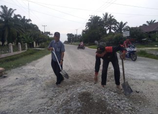 Peduli Pengendara, Kapolsek Kepenuhan dan Masyarakat Semenisasi Jalan Berlubang