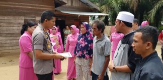 Lakukan Kunker, Kapolres dan Ketua Bhayangkari Rohul Berbagi Santunan Dengan Korban Kebakaran di Kepenuhan