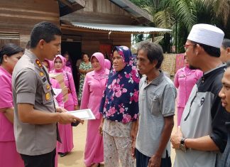 Lakukan Kunker, Kapolres dan Ketua Bhayangkari Rohul Berbagi Santunan Dengan Korban Kebakaran di Kepenuhan