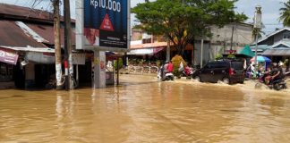 Rumah Warga dan Ruas Jalan Simpang Supra Rohul Terendam Banjir