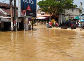 Rumah Warga dan Ruas Jalan Simpang Supra Rohul Terendam Banjir