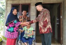BAZnas Rohul Berbagi Kursi Roda Dengan Penyandang Tuna Daksa di Desa Sialang Jaya