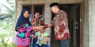 BAZnas Rohul Berbagi Kursi Roda Dengan Penyandang Tuna Daksa di Desa Sialang Jaya