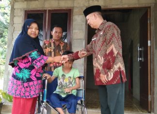 BAZnas Rohul Berbagi Kursi Roda Dengan Penyandang Tuna Daksa di Desa Sialang Jaya
