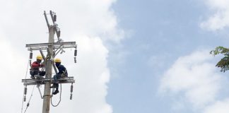 Alat Elektronik Banyak Rusak, Pelanggan Desak PLN Mengganti Pihak PLN ULP Pasirpengaraian tengah memperbaiki jaringan dekat kantor Polres Rohul