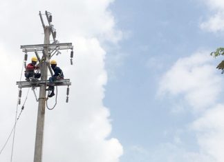 Alat Elektronik Banyak Rusak, Pelanggan Desak PLN Mengganti Pihak PLN ULP Pasirpengaraian tengah memperbaiki jaringan dekat kantor Polres Rohul