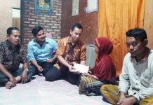 Prihatin, HKR Pekanbaru Salurkan Bantuan ke Keluarga Irwan Wakil Sekretaris HKR Pekanbaru, Matnuril Lahadi menyerahkan bantuan kepada Ibu Irwan, Ikah di Muara Musu, Kamis (27/2/2020)