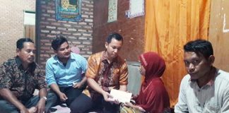 Prihatin, HKR Pekanbaru Salurkan Bantuan ke Keluarga Irwan Wakil Sekretaris HKR Pekanbaru, Matnuril Lahadi menyerahkan bantuan kepada Ibu Irwan, Ikah di Muara Musu, Kamis (27/2/2020)