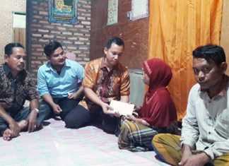 Prihatin, HKR Pekanbaru Salurkan Bantuan ke Keluarga Irwan Wakil Sekretaris HKR Pekanbaru, Matnuril Lahadi menyerahkan bantuan kepada Ibu Irwan, Ikah di Muara Musu, Kamis (27/2/2020)