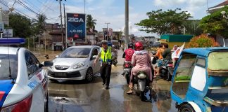 Banjir Memasuki Ruas Jalan, Polsek Rambah Amankan Lalin