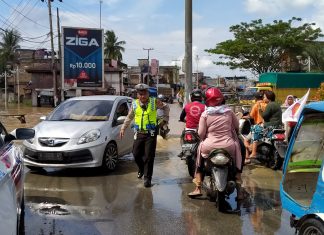 Banjir Memasuki Ruas Jalan, Polsek Rambah Amankan Lalin