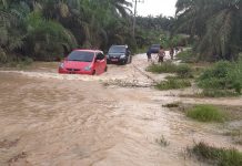 Akibat Curah Hujan, Sungai Kukun Genangi Jalan dan Rumah Warga