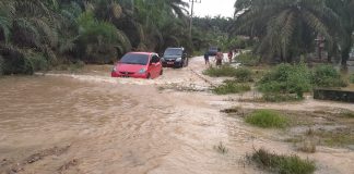 Akibat Curah Hujan, Sungai Kukun Genangi Jalan dan Rumah Warga