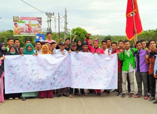 Tugu Ratik Togak Pasir Pengaraian Dipenuhi Masa Aksi Pembelaan Terhadap Irwan
