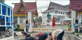 Bupati Dianggap Tak Tepati Janji, Mahasiswa Gelar Aksi Damai dan Shalat Berjamaah di Tengah Hujan
