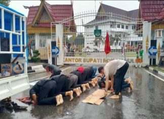 Bupati Dianggap Tak Tepati Janji, Mahasiswa Gelar Aksi Damai dan Shalat Berjamaah di Tengah Hujan