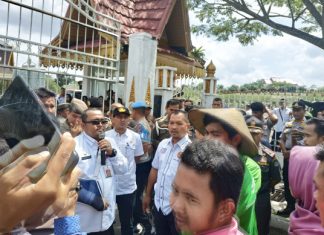 Tagih Janji Bupati, Ratusan Pendemo Disambut Assisten I Setda Rohul