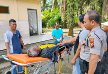 Sempat Kaget, Warga Temukan Sosok Pria Sedang Pingsan Kapolsek Rambah, Iptu P Simatupang mengevakuasi korban yang ditemukan tergeletak di Jembatan Kampung Baru