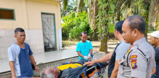 Sempat Kaget, Warga Temukan Sosok Pria Sedang Pingsan Kapolsek Rambah, Iptu P Simatupang mengevakuasi korban yang ditemukan tergeletak di Jembatan Kampung Baru