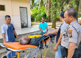 Sempat Kaget, Warga Temukan Sosok Pria Sedang Pingsan Kapolsek Rambah, Iptu P Simatupang mengevakuasi korban yang ditemukan tergeletak di Jembatan Kampung Baru