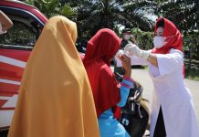 Antisipasi Corona, Ketua PMI Rohul Bagi-Bagi Masker Gratis