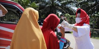 Antisipasi Corona, Ketua PMI Rohul Bagi-Bagi Masker Gratis