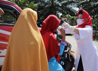 Antisipasi Corona, Ketua PMI Rohul Bagi-Bagi Masker Gratis