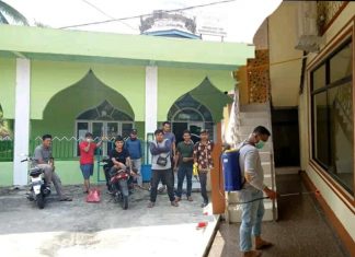 Cegah Covid-19, Pemuda Bersama Instansi di Tambusai Semprot Disinfektan