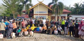 Bahu-Membahu Perangi Corona, Warga Tambusai Utara SEMPROT Disinfektan